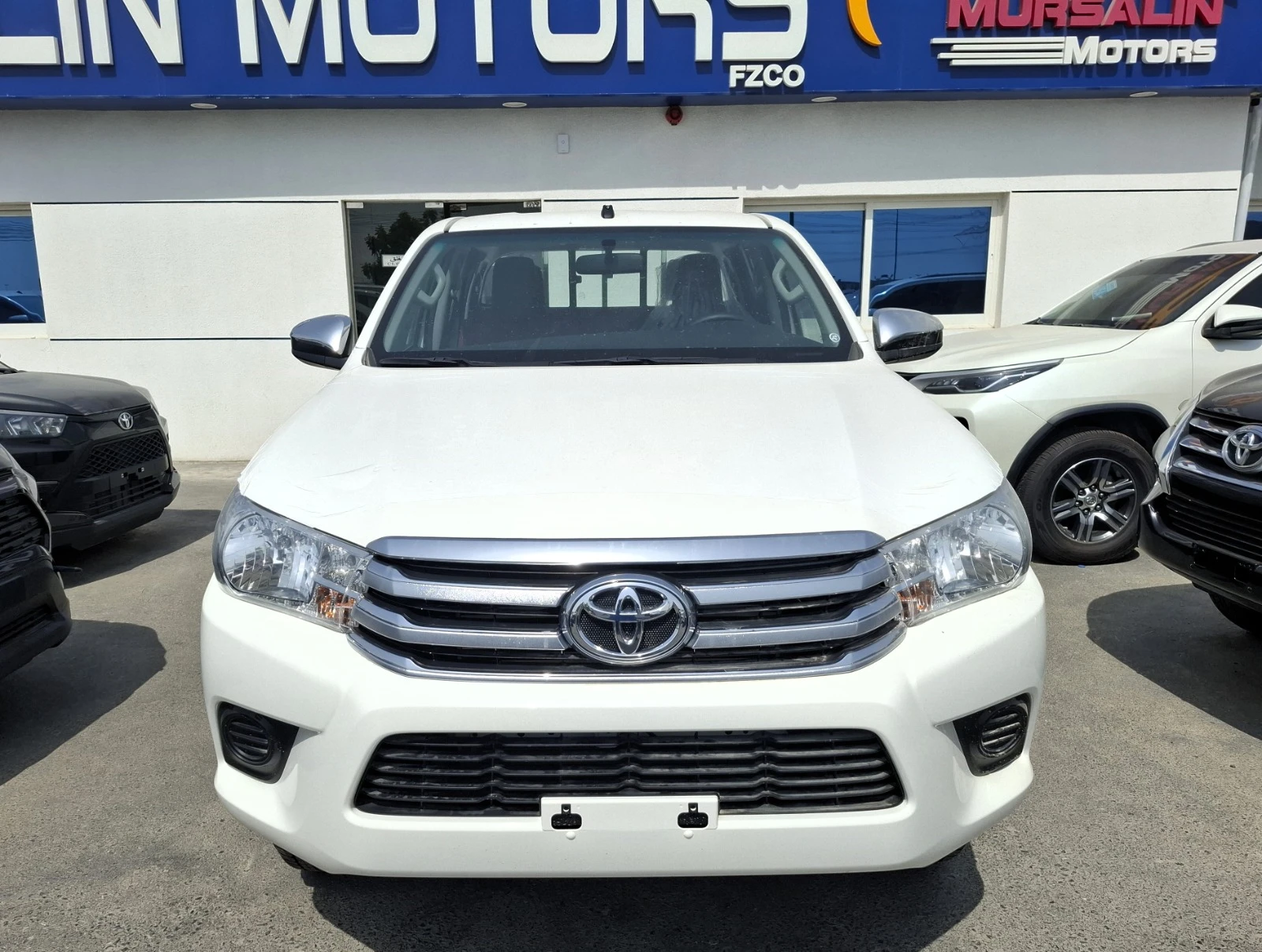 Toyota Hilux 2.4L 2025 MT DC White Diesel Basic